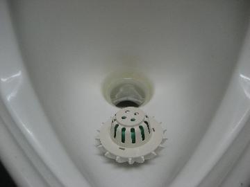 トイレの尿石を落とします。